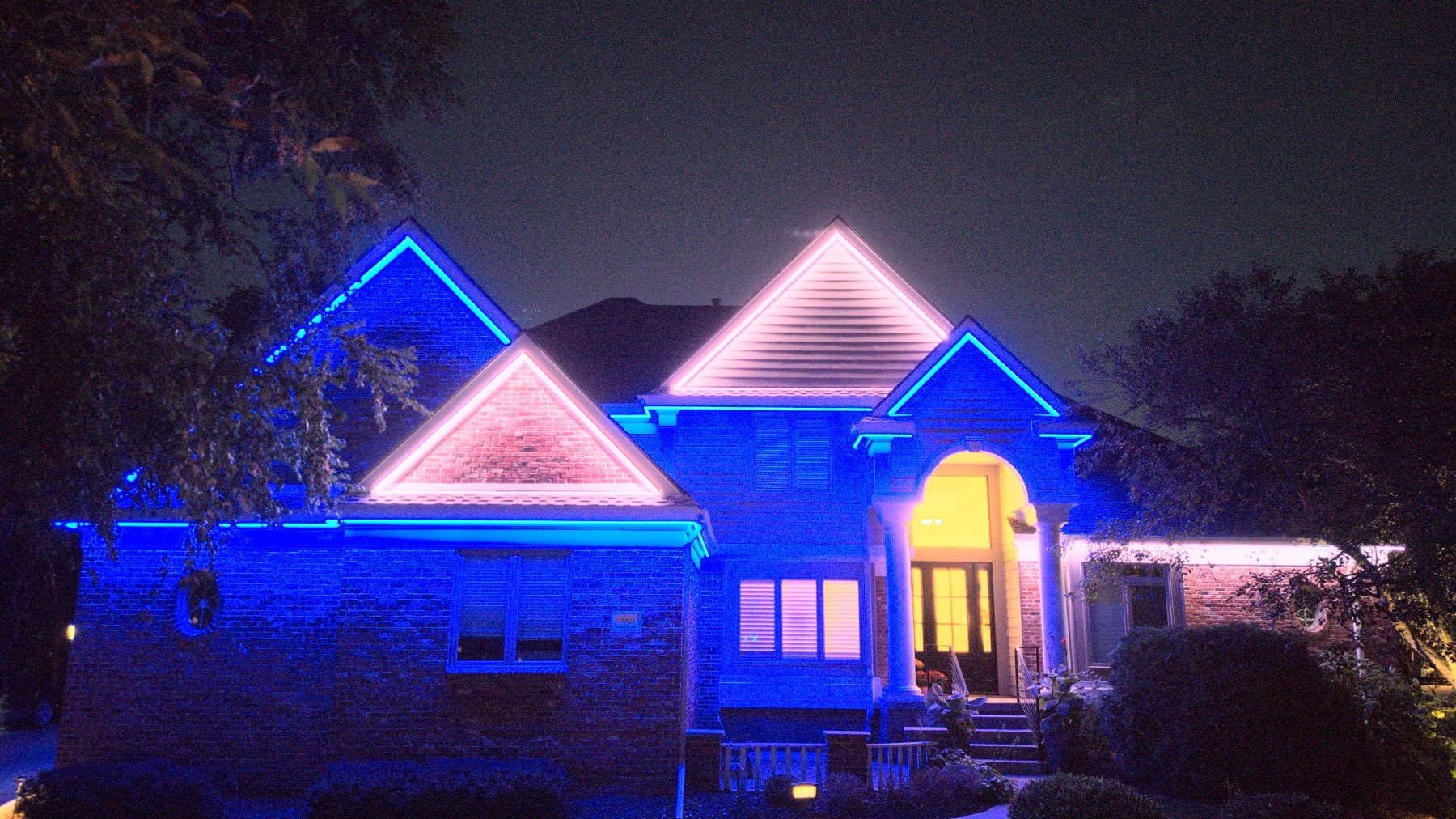 An Omaha home with its whole front elevation in blue
