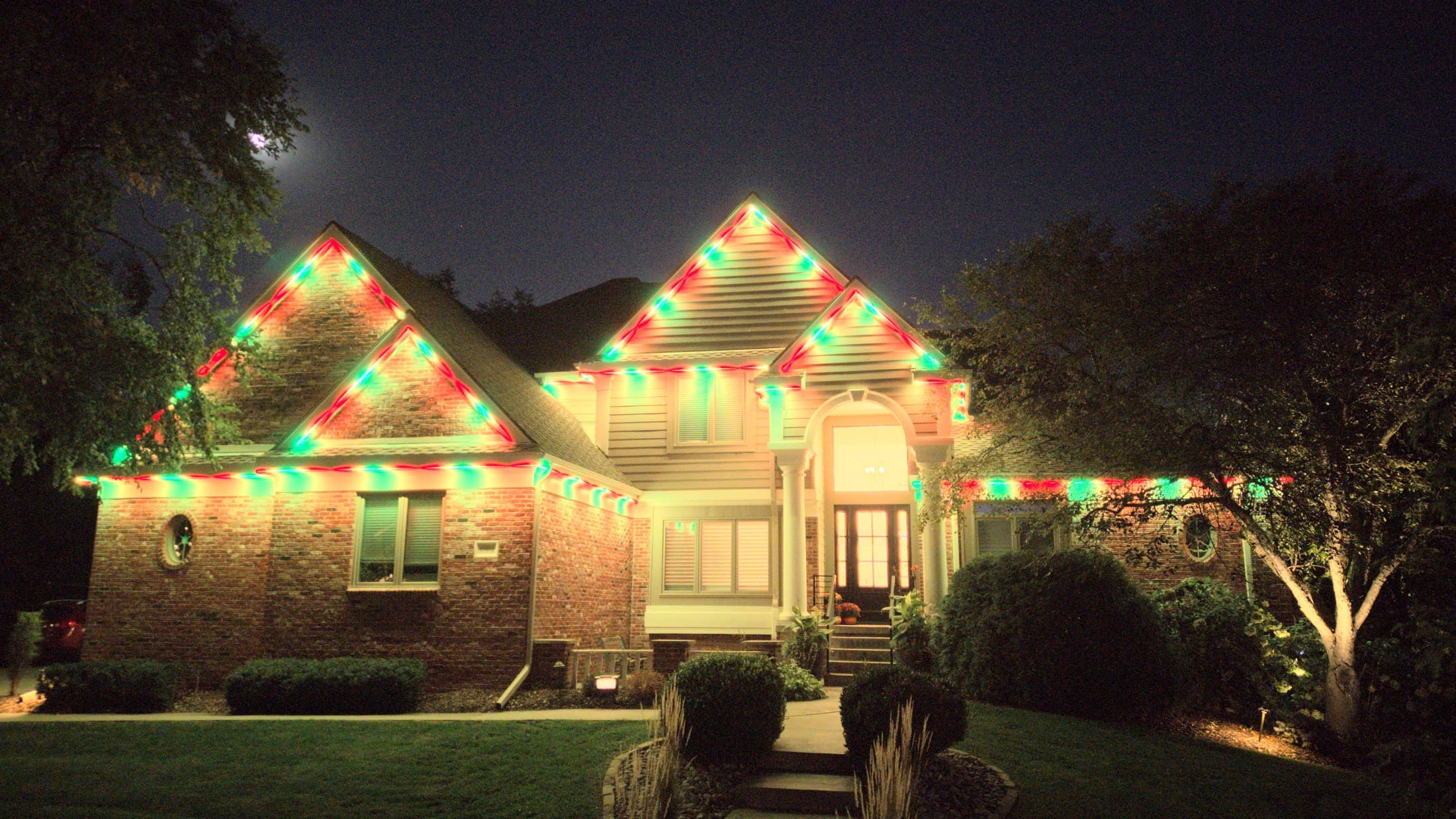 An Omaha roofline alternating red and green for Christmas