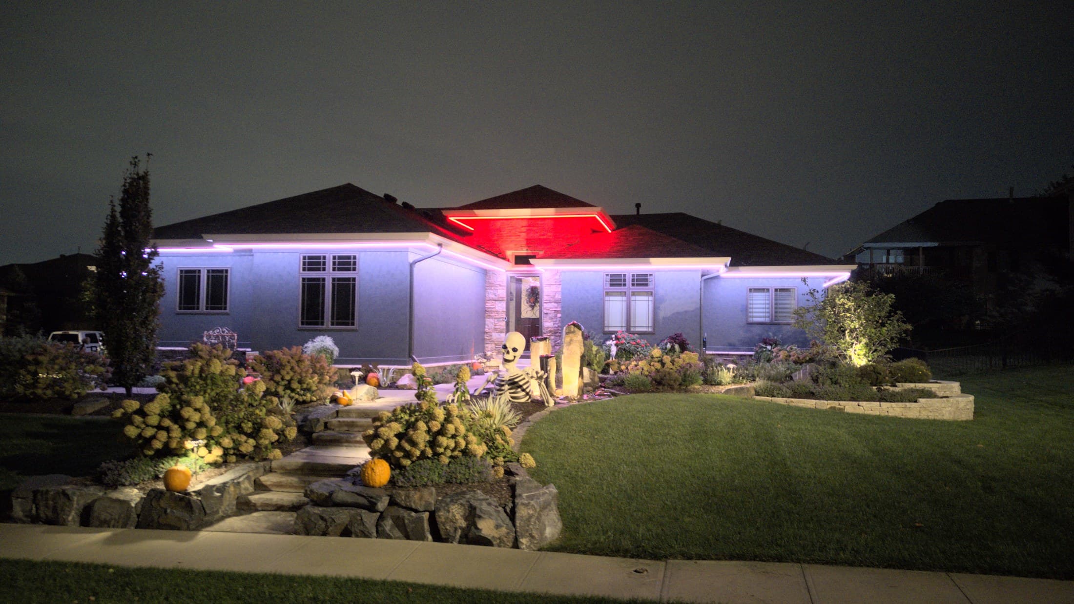An Omaha ranch home with its roofline in red over white for game day