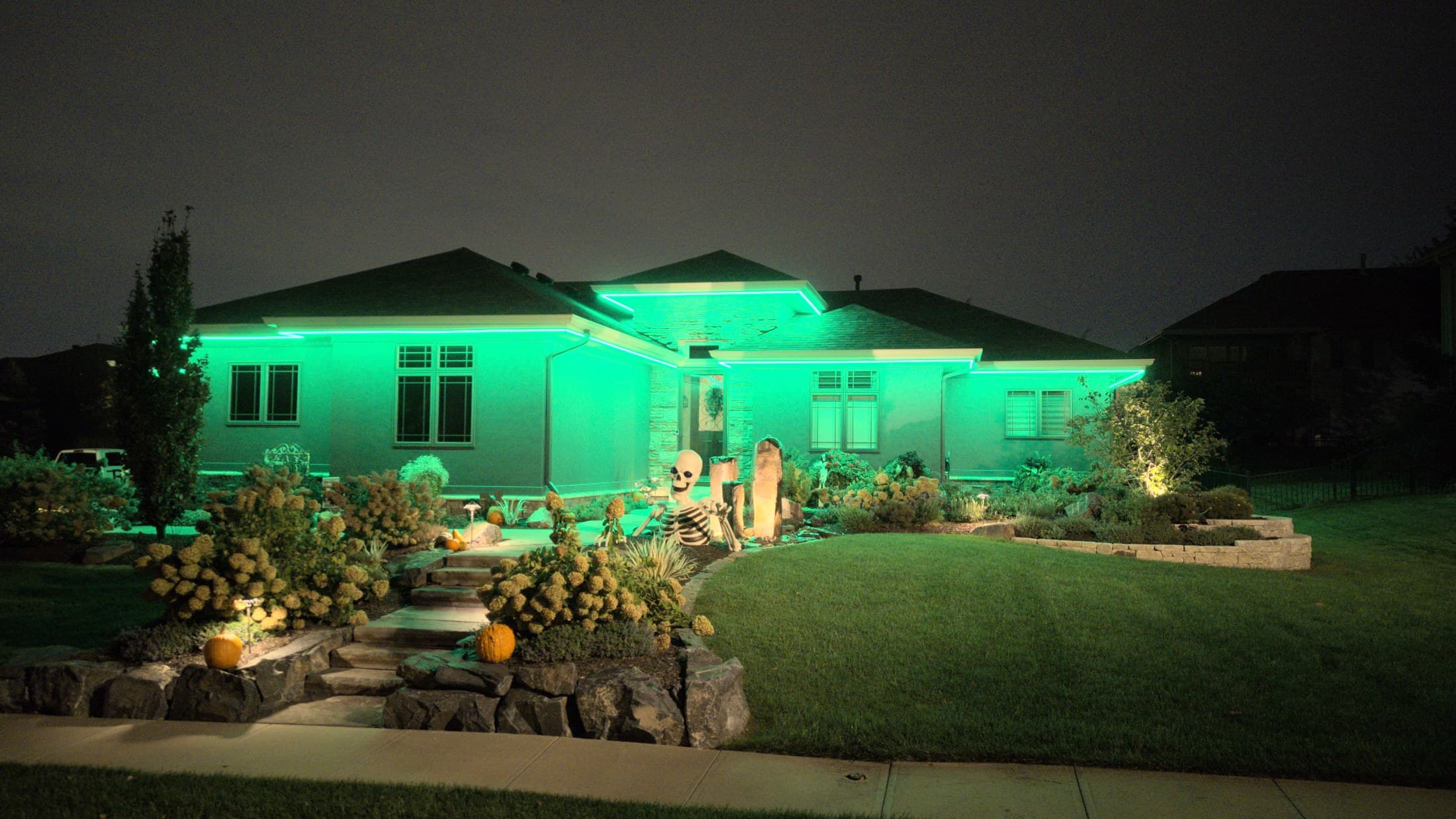An Omaha ranch home with its roofline in green
