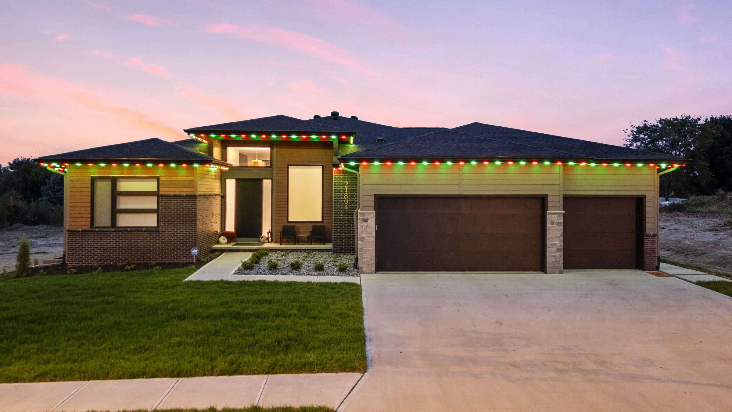 The same house with the roofline alternating red and green